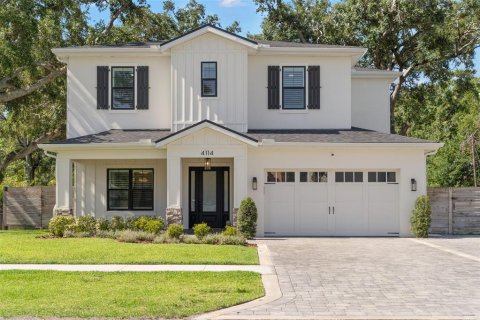 House in Tampa, Florida 5 bedrooms, 395.95 sq.m. № 1804752 - photo 1