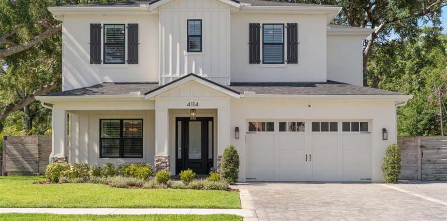 House in Tampa, Florida 5 bedrooms, 395.95 sq.m. № 1804752