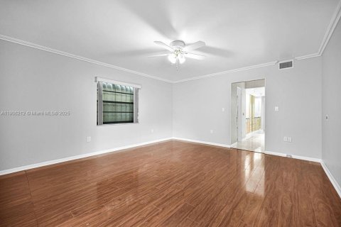 Condo in Hollywood, Florida, 2 bedrooms  № 2012706 - photo 9