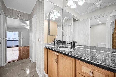 Condo in Hollywood, Florida, 2 bedrooms  № 2012706 - photo 21