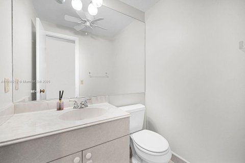 Condo in Hollywood, Florida, 2 bedrooms  № 2012706 - photo 29