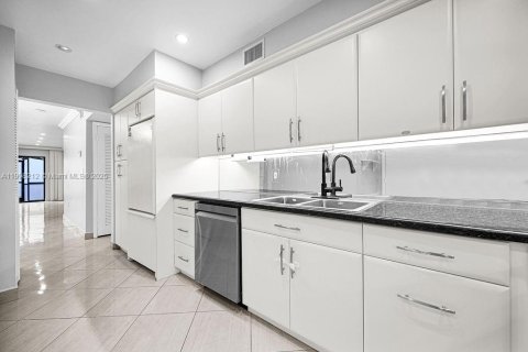 Condo in Hollywood, Florida, 2 bedrooms  № 2012706 - photo 27