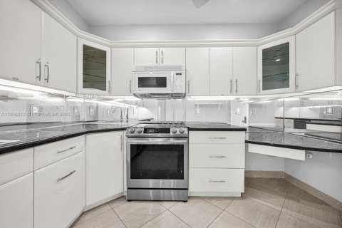 Condo in Hollywood, Florida, 2 bedrooms  № 2012706 - photo 3