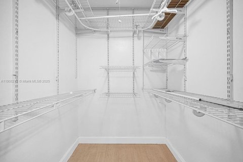 Condo in Hollywood, Florida, 2 bedrooms  № 2012706 - photo 13