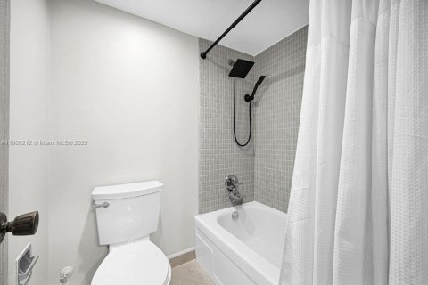 Condo in Hollywood, Florida, 2 bedrooms  № 2012706 - photo 22