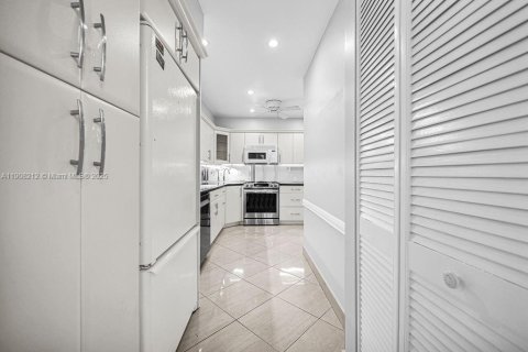 Condo in Hollywood, Florida, 2 bedrooms  № 2012706 - photo 25