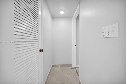 Condo in Hollywood, Florida, 2 bedrooms  № 2012706 - photo 18