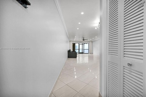 Condo in Hollywood, Florida, 2 bedrooms  № 2012706 - photo 30