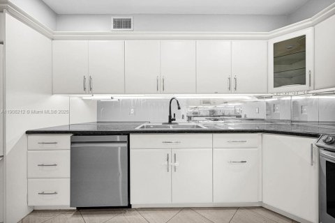 Condo in Hollywood, Florida, 2 bedrooms  № 2012706 - photo 26