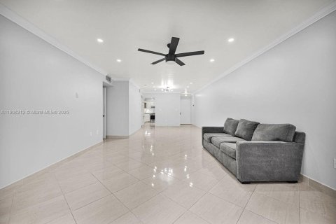 Condo in Hollywood, Florida, 2 bedrooms  № 2012706 - photo 6