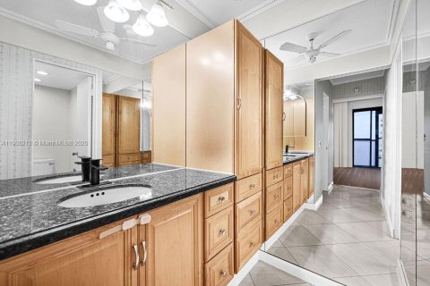 Condo in Hollywood, Florida, 2 bedrooms  № 2012706 - photo 20