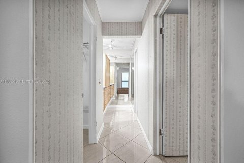 Condo in Hollywood, Florida, 2 bedrooms  № 2012706 - photo 19