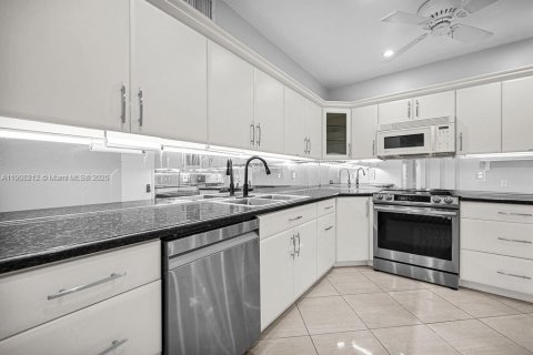 Condo in Hollywood, Florida, 2 bedrooms  № 2012706 - photo 4