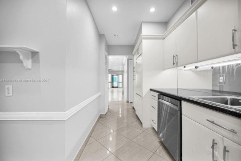 Condo in Hollywood, Florida, 2 bedrooms  № 2012706 - photo 28