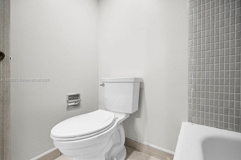 Condo in Hollywood, Florida, 2 bedrooms  № 2012706 - photo 23