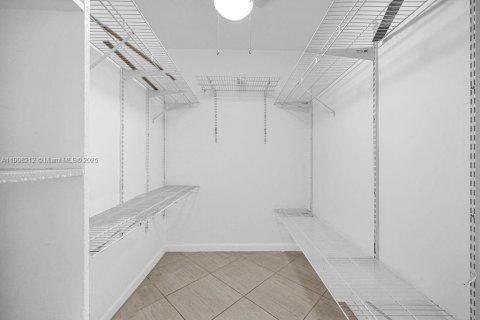 Condo in Hollywood, Florida, 2 bedrooms  № 2012706 - photo 14