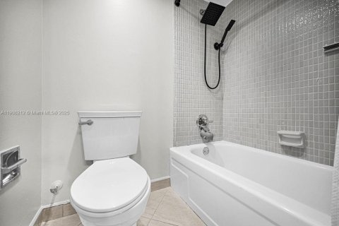 Condo in Hollywood, Florida, 2 bedrooms  № 2012706 - photo 24