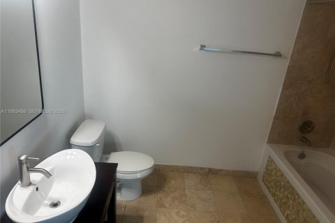 Condominio en alquiler en Miami, Florida, 3 dormitorios, 99.87 m2 № 2057321 - foto 18