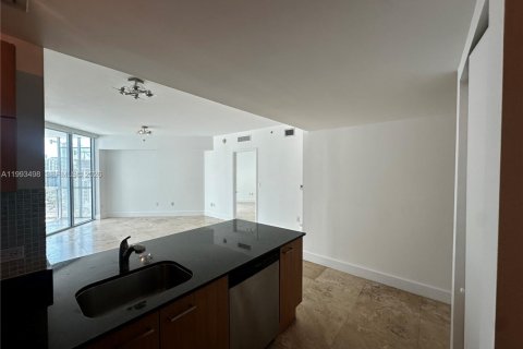 Condominio en alquiler en Miami, Florida, 3 dormitorios, 99.87 m2 № 2057321 - foto 10