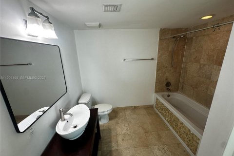 Condominio en alquiler en Miami, Florida, 3 dormitorios, 99.87 m2 № 2057321 - foto 11