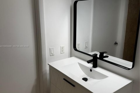 Condominio en alquiler en Miami, Florida, 3 dormitorios, 99.87 m2 № 2057321 - foto 14