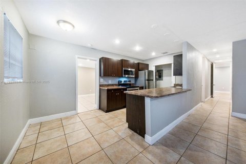 Casa en venta en Miami, Florida, 3 dormitorios, 114.46 m2 № 1665337 - foto 23