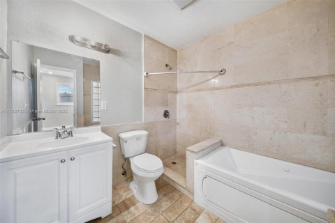 Casa en venta en Miami, Florida, 3 dormitorios, 114.46 m2 № 1665337 - foto 13