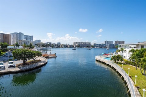 Condo in Hallandale Beach, Florida, 1 bedroom  № 1950783 - photo 19