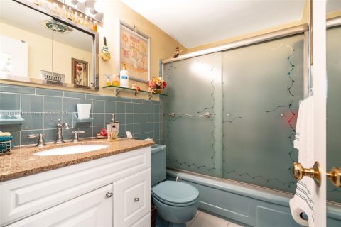 Condo in Hallandale Beach, Florida, 1 bedroom  № 1950783 - photo 13