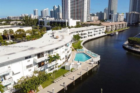 Condo in Hallandale Beach, Florida, 1 bedroom  № 1950783 - photo 21