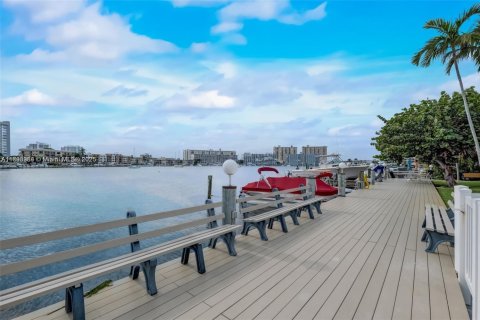 Condo in Hallandale Beach, Florida, 1 bedroom  № 1950783 - photo 18