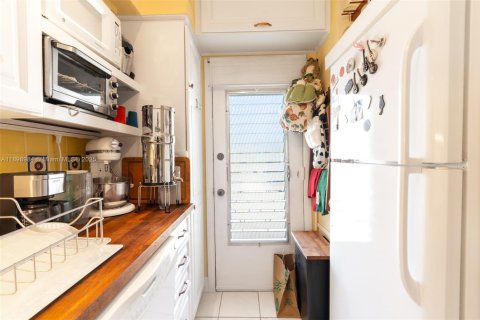 Condo in Hallandale Beach, Florida, 1 bedroom  № 1950783 - photo 10