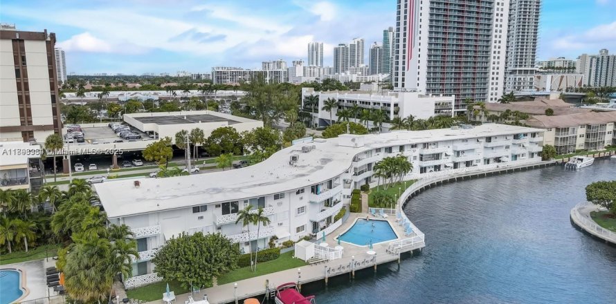 Condo in Hallandale Beach, Florida, 1 bedroom  № 1950783