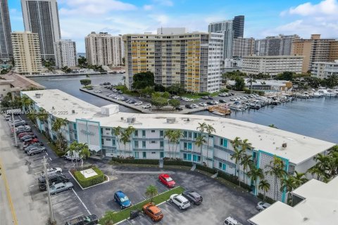 Condo in Hallandale Beach, Florida, 1 bedroom  № 1950783 - photo 20
