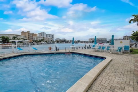 Condo in Hallandale Beach, Florida, 1 bedroom  № 1950783 - photo 16