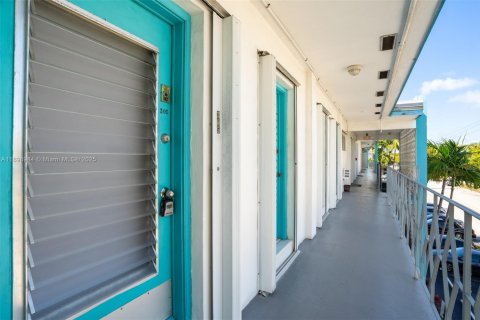 Condo in Hallandale Beach, Florida, 1 bedroom  № 1950783 - photo 4