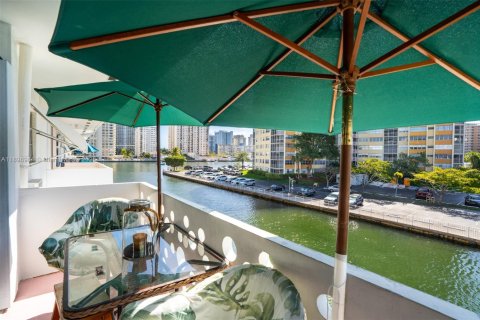 Condo in Hallandale Beach, Florida, 1 bedroom  № 1950783 - photo 14
