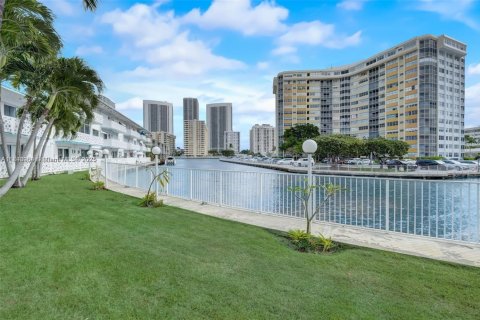 Condo in Hallandale Beach, Florida, 1 bedroom  № 1950783 - photo 17