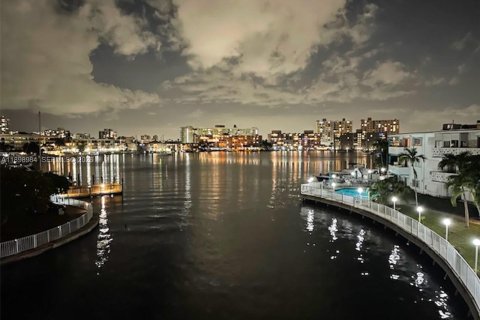 Condo in Hallandale Beach, Florida, 1 bedroom  № 1950783 - photo 25