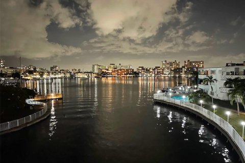 Condo in Hallandale Beach, Florida, 1 bedroom  № 1950783 - photo 24