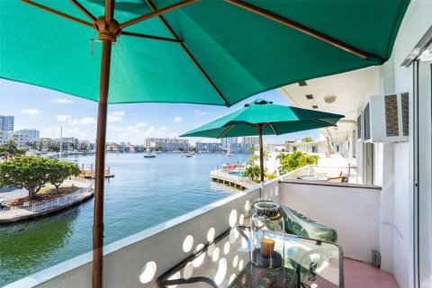 Condo in Hallandale Beach, Florida, 1 bedroom  № 1950783 - photo 2