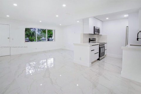 Condominio en venta en Pembroke Pines, Florida, 1 dormitorio, 75.34 m2 № 2261592 - foto 11