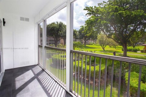 Condominio en venta en Pembroke Pines, Florida, 1 dormitorio, 75.34 m2 № 2261592 - foto 27