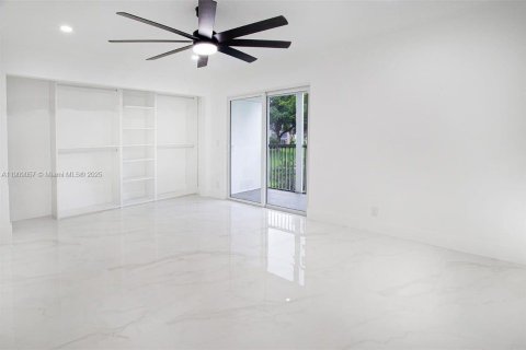 Condominio en venta en Pembroke Pines, Florida, 1 dormitorio, 75.34 m2 № 2261592 - foto 22