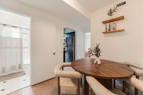 Apartamento en alquiler en Miami, Florida, 2 dormitorios № 2085982 - foto 4