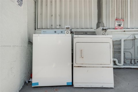 Apartamento en alquiler en Miami, Florida, 2 dormitorios № 2085982 - foto 12