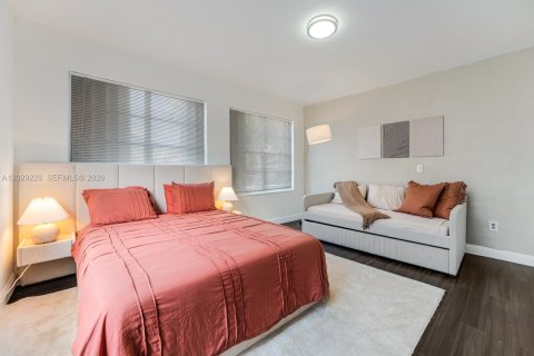 Apartamento en alquiler en Miami, Florida, 2 dormitorios № 2085982 - foto 3