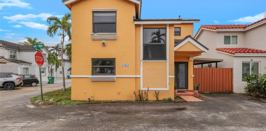 Дом в Майами, Флорида 3 спальни, 119.84м2 № 2047699