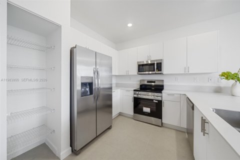 Townhouse in Florida City, Florida 4 bedrooms, 129.41 sq.m. № 2046702 - photo 11