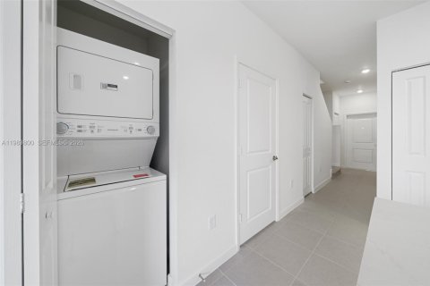 Townhouse in Florida City, Florida 4 bedrooms, 129.41 sq.m. № 2046702 - photo 30
